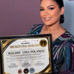 Walddy Lina Polanco es reconocida con el Micrófono Dorado en Bogotá, Colombia