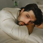 Maik transforma su historia personal en un refugio pop con el lanzamiento de su proyecto conceptual «Soy el hijo gay»